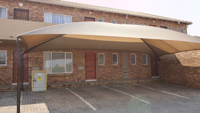 Highveld Apartment For Sale: 1 Bed, 1 Bath, secure complex, private balcony.