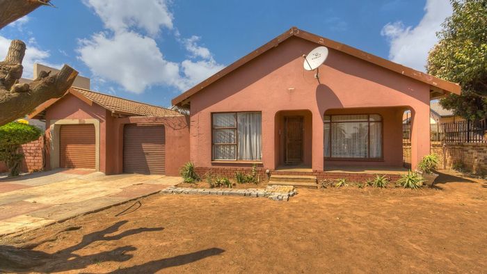 Lenasia South House For Sale: 5 bedrooms, spacious yard, close to amenities.