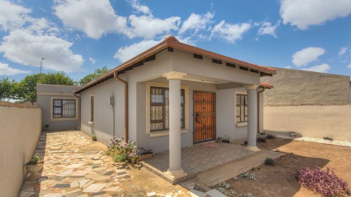 For Sale: House in Protea Glen, 3 bedrooms, open plan living, back rooms.