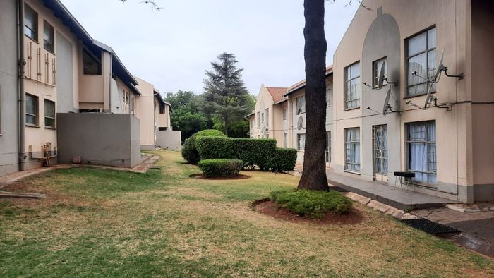 Die Hoewes Apartment For Sale: 2-bed unit, pool, kids' play area, secure complex.