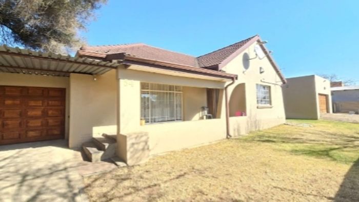 Edenvale Central House For Sale: 3 bathrooms, pool, cottage, 3 garages.