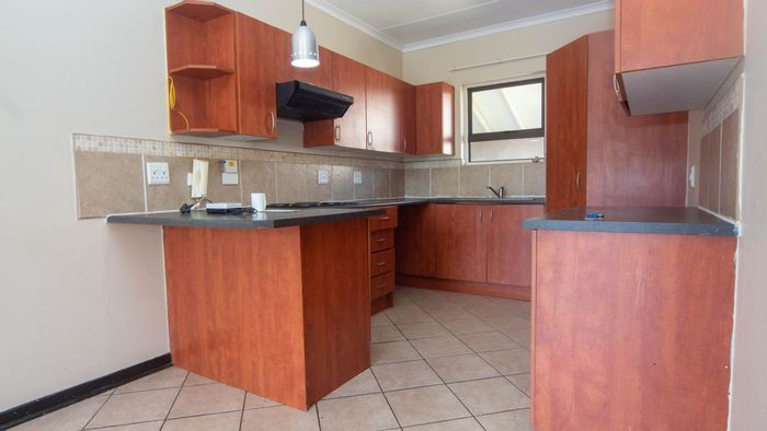 Braelyn Apartment For Sale: 2 beds, pool, security, lifestyle centre, covered parking.