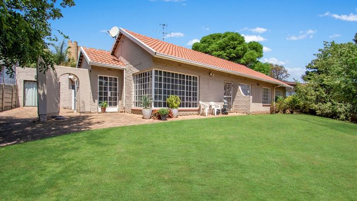 For Sale: Mindalore House with large kitchen, lounge, pool, and garage conversion.