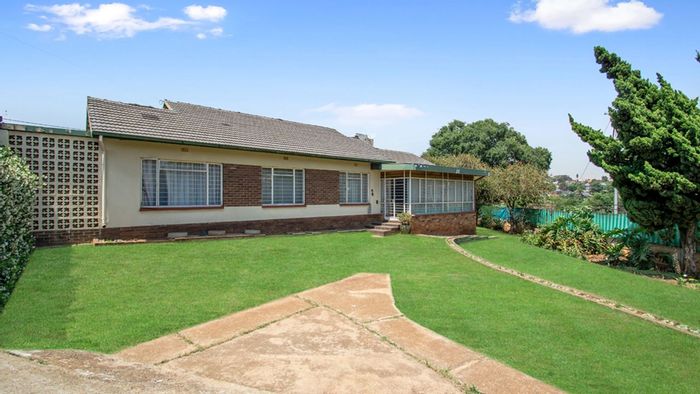 Lindhaven House For Sale: Spacious layout, multi-purpose area, large garage, expansive garden.