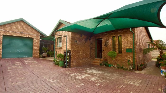 Heuweloord House For Sale: 2 Bedrooms, Garage, Entertainment Area, Secure Living.