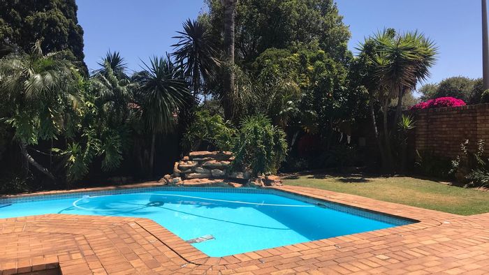 Eden Glen House For Sale: 3 beds, pool, lapa, automated gates, ample parking.