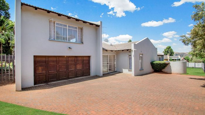 Helderkruin House For Sale: 4 bedrooms, pool, entertainment area, secure parking.