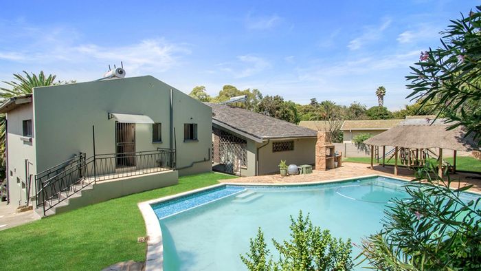 Versatile Horison house for sale with flatlets, pool, and ample parking.