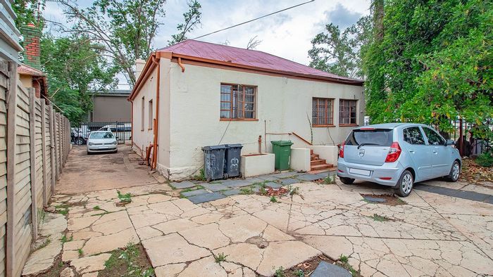 House for Sale in Pretoria Central: Ideal for business, ample parking, consultation rooms.