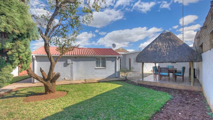 House for Sale in Phiri: 4 rooms, spacious yard, thatched Lapa, outdoor cottage.