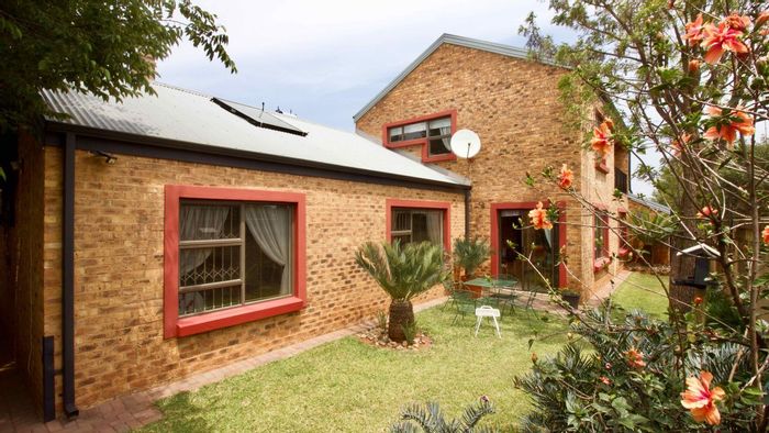 Die Hoewes House For Sale: 4 Bedrooms, 3 Bathrooms, Secure Estate, Solar Panels.