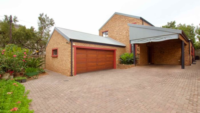 Die Hoewes House For Sale: 4 Bedrooms, 3 Bathrooms, Secure Estate, Solar Panels.