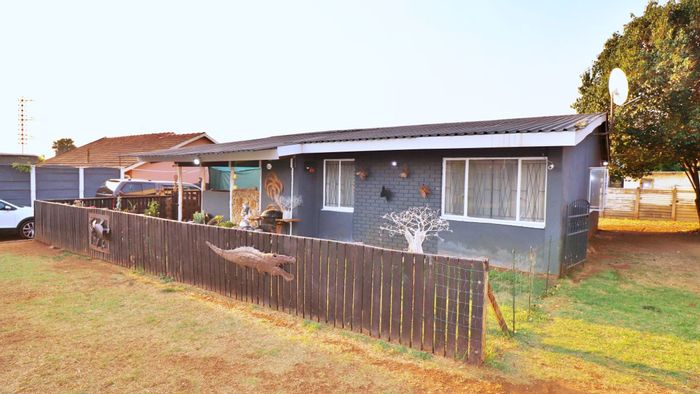 Klopperpark House For Sale: 3 bedrooms, 2 bathrooms, secure fencing, family-friendly space.