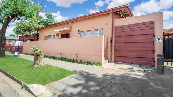 Newlands House For Sale: Four bedrooms, flatlet, large entertainment area, ample parking.