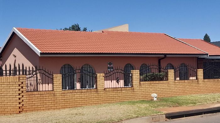 Lenasia South House For Sale: 3 bedrooms, air conditioning, security features, maid's quarters.