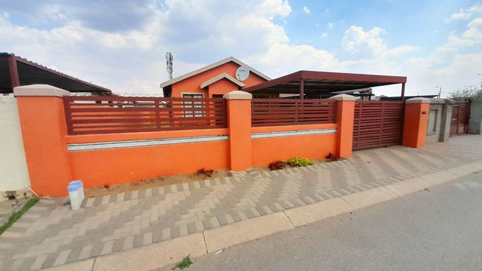 Buhle Park House For Sale: Two bedrooms, double carport, close to amenities.