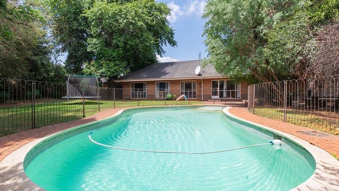 Glen Marais House For Sale: Four bedrooms, pool, bar room, and spacious kitchen.