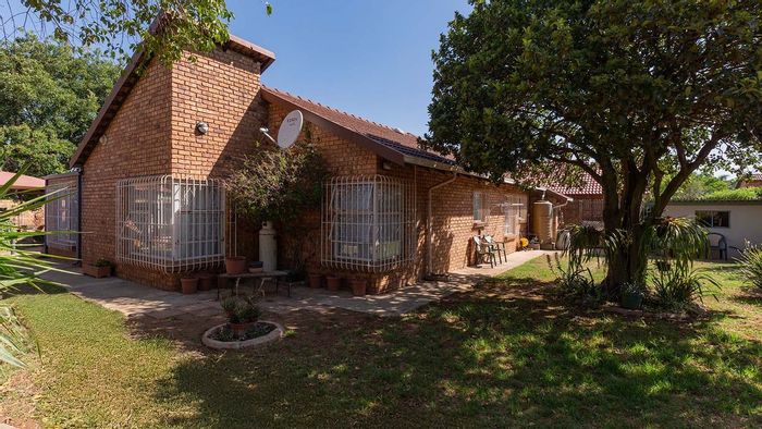 Farrarmere House For Sale: Open-plan living, braai area, double garage, low-maintenance garden.