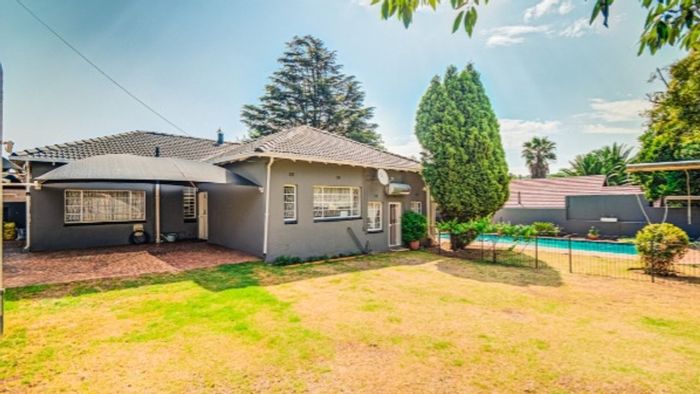 Edenvale Central House For Sale: 4 bedrooms, granny flat, pool, spacious living areas.