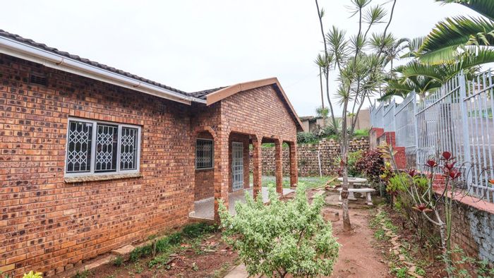 Versatile four-bedroom house in Motala Heights, ideal for multi-family living. For Sale.