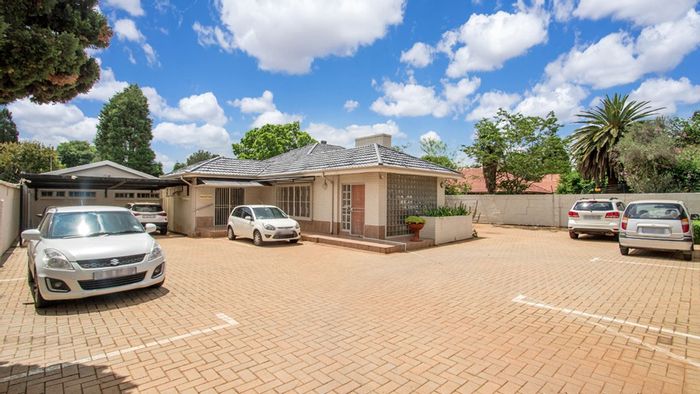 Greenside House For Sale: Versatile space with offices, parking, and security features.