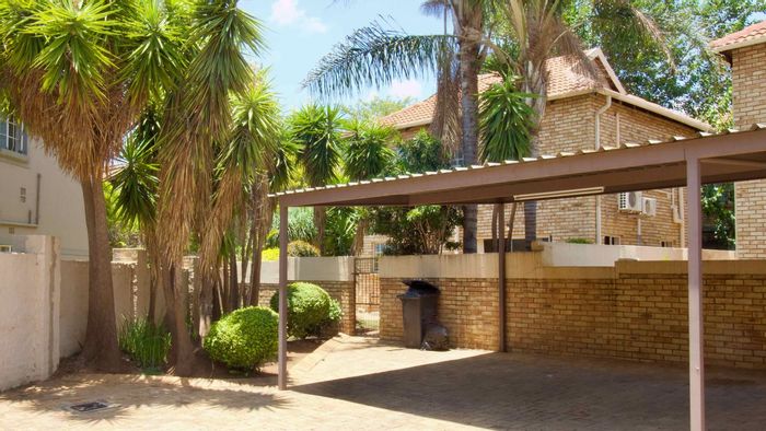 For Sale: 3-Bedroom Townhouse in Heuwelsig Estate with secure access and spacious yard.