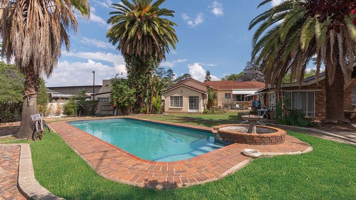Lambton House For Sale: 3 beds, clinic, pool, flatlets, spacious garden.