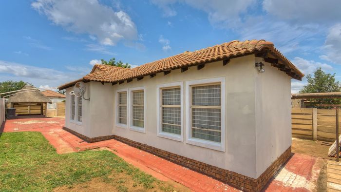 Alveda House For Sale: 4 bedrooms, open-plan kitchen, spacious lounge, ample parking.