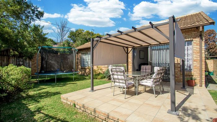 Townhouse for Sale in Johannesburg North: Open-plan living, private garden, three bedrooms.