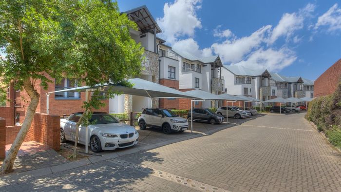 For Sale: Oakdene Townhouse with 3 beds, gym, clubhouse, and private balcony.