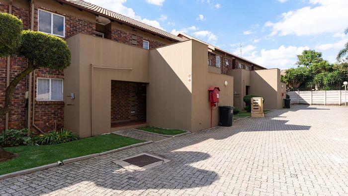 Eden Glen Apartment For Sale: Secure complex, pool, clubhouse, and central location.