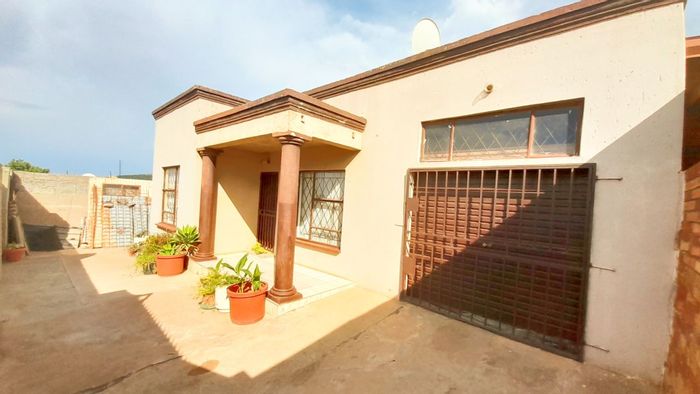 Ehlanzeni House For Sale: 2 bedrooms, 4 rental rooms, prime investment opportunity.