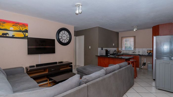 2-bedroom apartment in Croydon for sale with garage, security, and entertainment area.