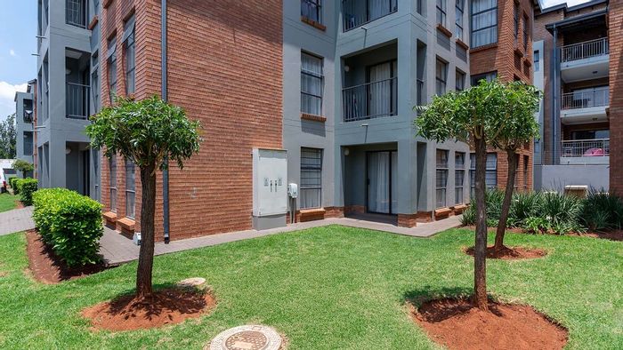 Jansenpark Apartment For Sale: Ground floor, pool, braai area, 24/7 security.