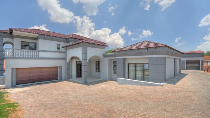 For Sale: Mondeor House with 3 kitchens, pool, garden, and entertainment area.