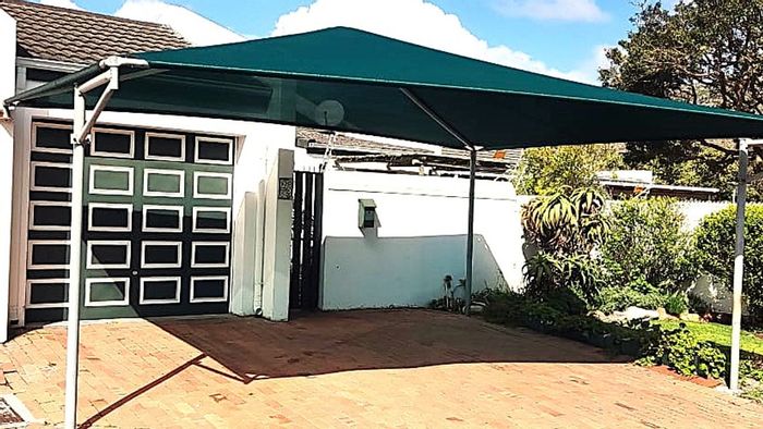 Silverglade House For Sale: 3 beds, sunroom, enclosed patio, garage, garden.