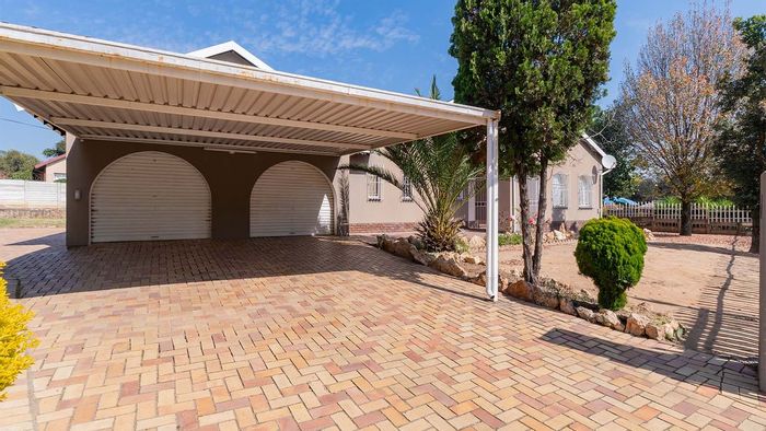 For Sale: House in Birchleigh North with 4 bedrooms, double garage, large yard.