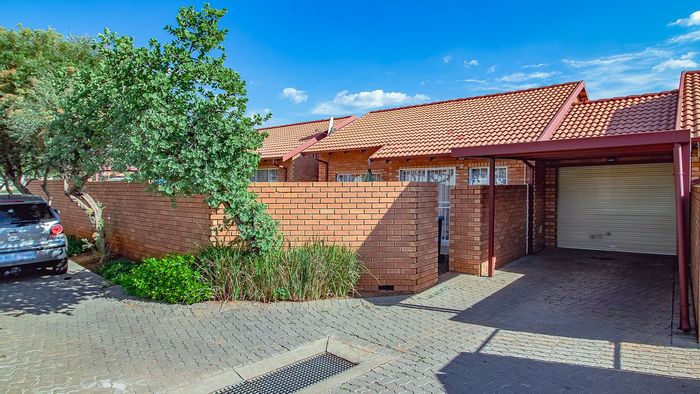 Equestria Townhouse For Sale: 2 beds, garden, pool, secure complex, convenient location.