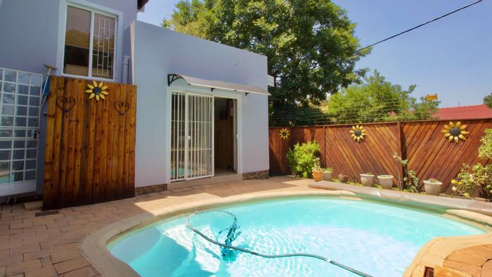 Doringkloof House For Sale: Family home with pool, study, and solar features.