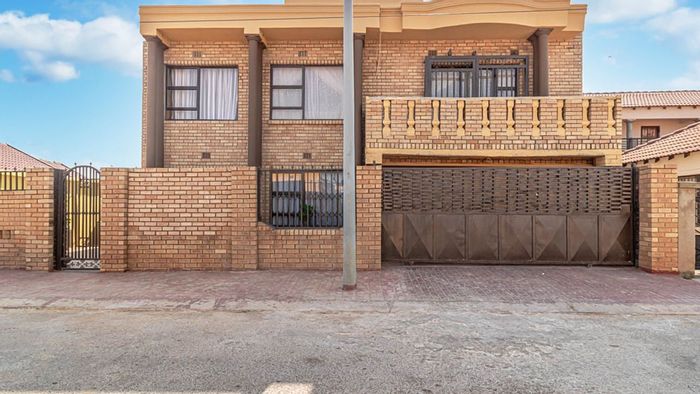 Versatile 4-bedroom house in Dobsonville, ideal for family or guesthouse. For Sale.