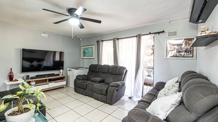 Lotus Park House For Sale: Move-in ready, spacious bedrooms, entertainment area, ample parking.