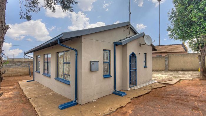 Chiawelo House For Sale: Spacious lounge, secure yard, approved architectural plans included.