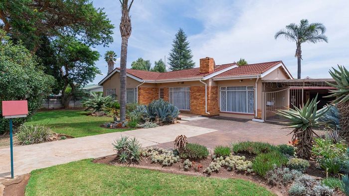 Northmead House For Sale: Spacious layout, backyard, and close to amenities.