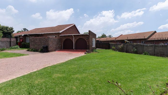 Edleen Townhouse For Sale: Spacious living, large patio, double garage, and garden.