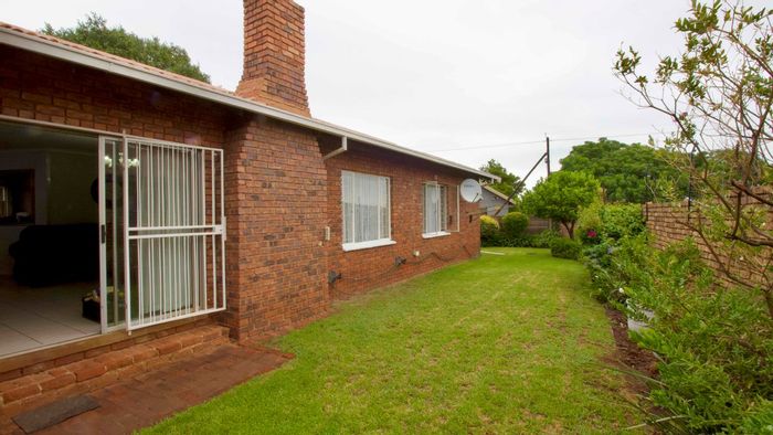 Zwartkop House For Sale: Spacious layout, large garden, and prime location.