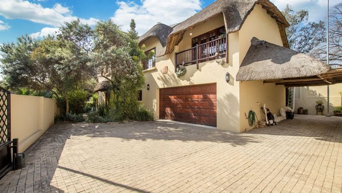 Douglasdale Townhouse For Sale: 3 en-suite bedrooms, pool, double garage, secure estate.