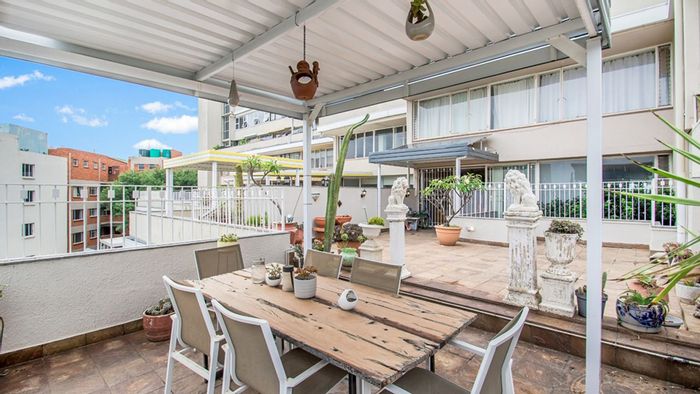 For Sale: Spacious 3-Bedroom Apartment in Killarney with Outdoor Entertainment Area.