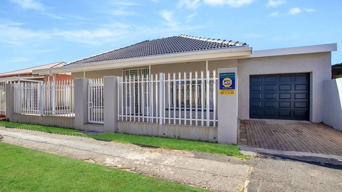 Newlands House For Sale: 3 bedrooms, garage, versatile extra room, renovated kitchen.