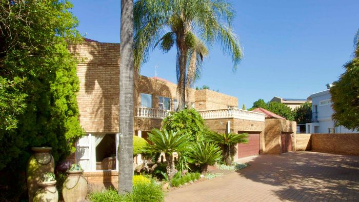 House For Sale in Centurion Golf Estate: 4 beds, entertainment area, staff accommodation.