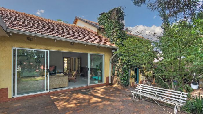 Robindale House For Sale: 4 bedrooms, pool, lapa, bachelor flat, ample parking.